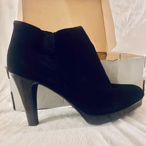 Black High heeled booties